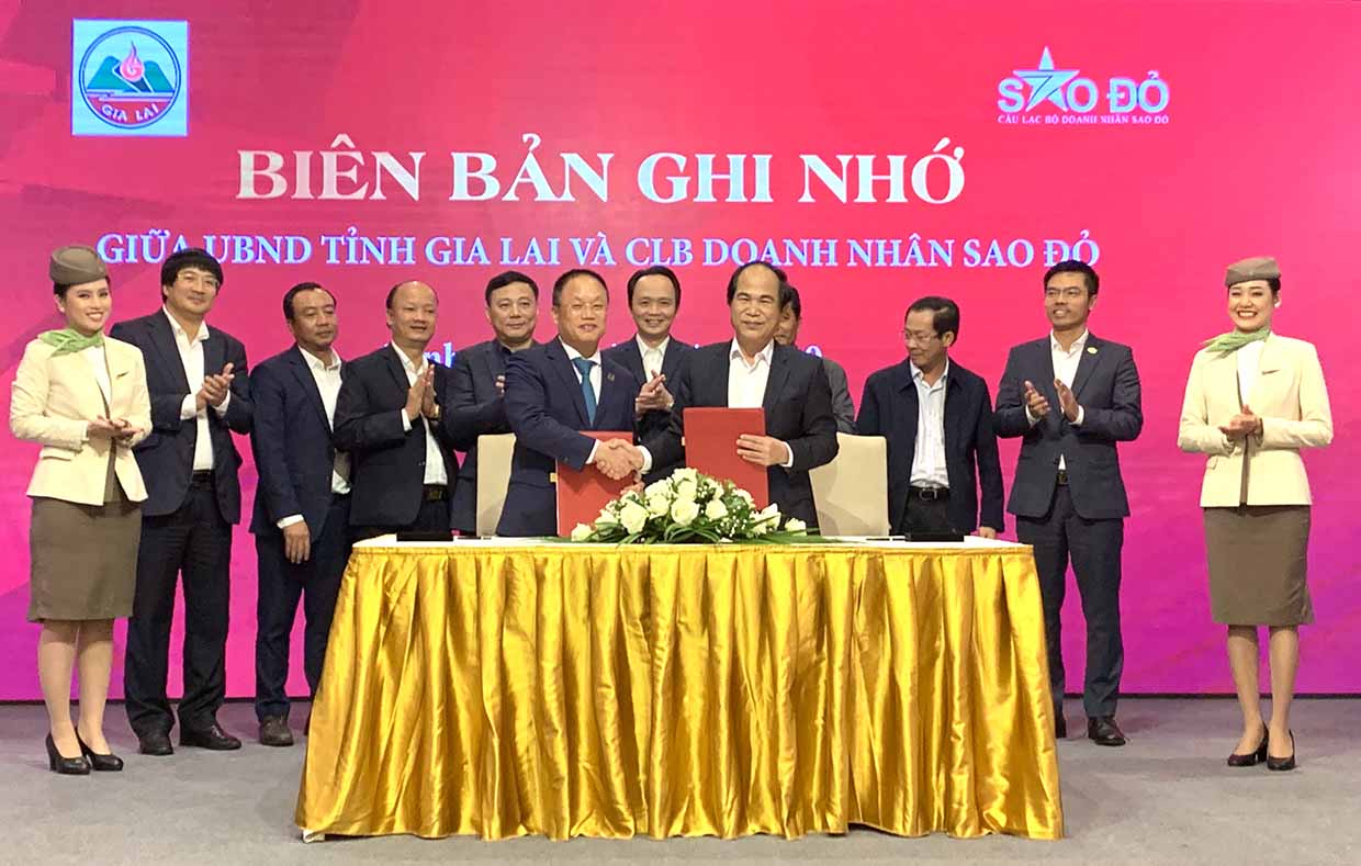 Ủy ban nhân dân tỉnh Gia Lai và Câu lạc bộ Doanh nhân Sao Đỏ ký kết biên bản ghi nhớ hợp tác. Ảnh: Kim Linh