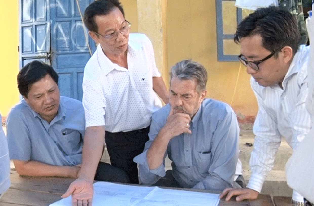 Lãnh đạo Tập đoàn Mavin (thứ 2 từ phải sang) khảo sát địa điểm triển khai Dự án chăn nuôi heo công nghệ cao tại xã Sơ Pai (huyện Kbang). Ảnh: Hà Duyệt