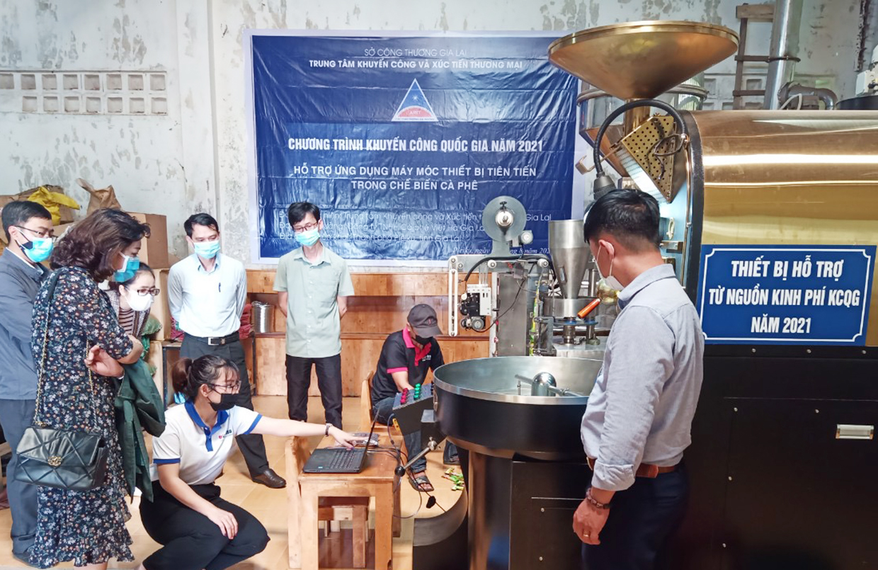 Nghiệm thu Đề án “Hỗ trợ ứng dụng máy móc thiết bị tiên tiến trong chế biến cà phê” cho Công ty TNHH cà phê Việt Hà Gia Lai. Ảnh: Vũ Thảo