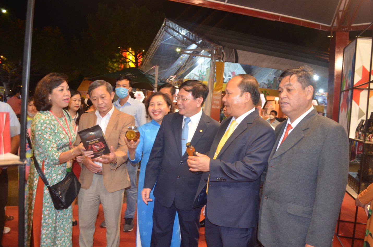 Lãnh đạo tỉnh Gia Lai tham quan tại Hội chợ triển lãm thương mại, giới thiệu sản phẩm OCOP, khu vực miền Trung Tây Nguyên – Gia Lai và giao thương doanh nghiệp Nhật Bản năm 2022. Ảnh XTTM