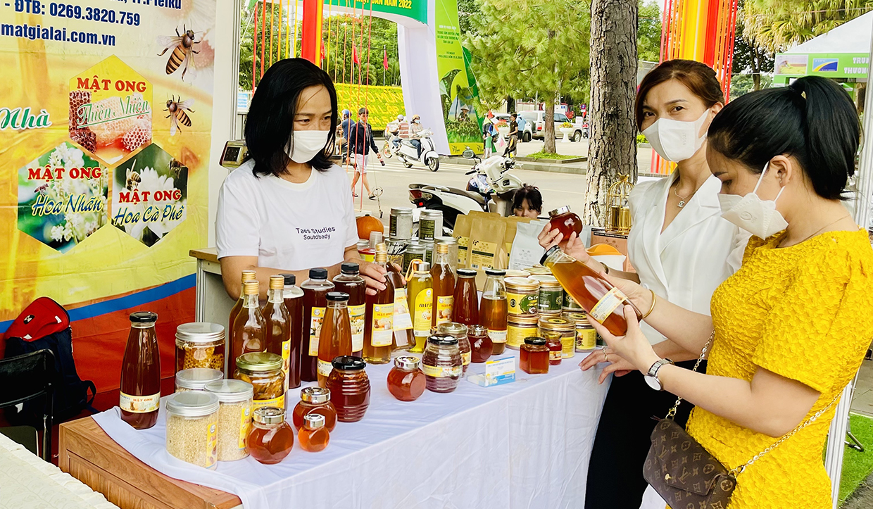 Công ty TNHH Xuất nhập khẩu ong mật Gia Lai thường tham gia quảng bá thương hiệu tại các hội chợ, chương trình kết nối cung cầu. Ảnh: Vũ Thảo